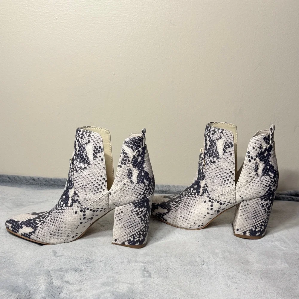 Steve Madden Narrate Black & White Snakeskin Bootie - Size 7